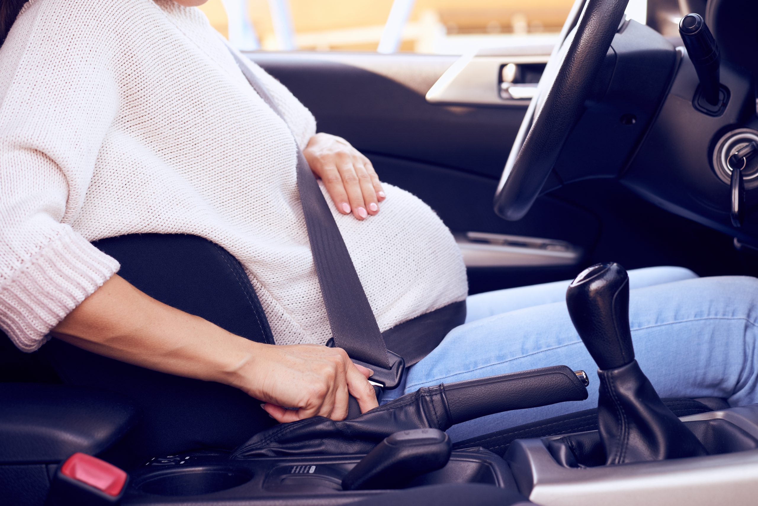 pregnant woman seatbelt
